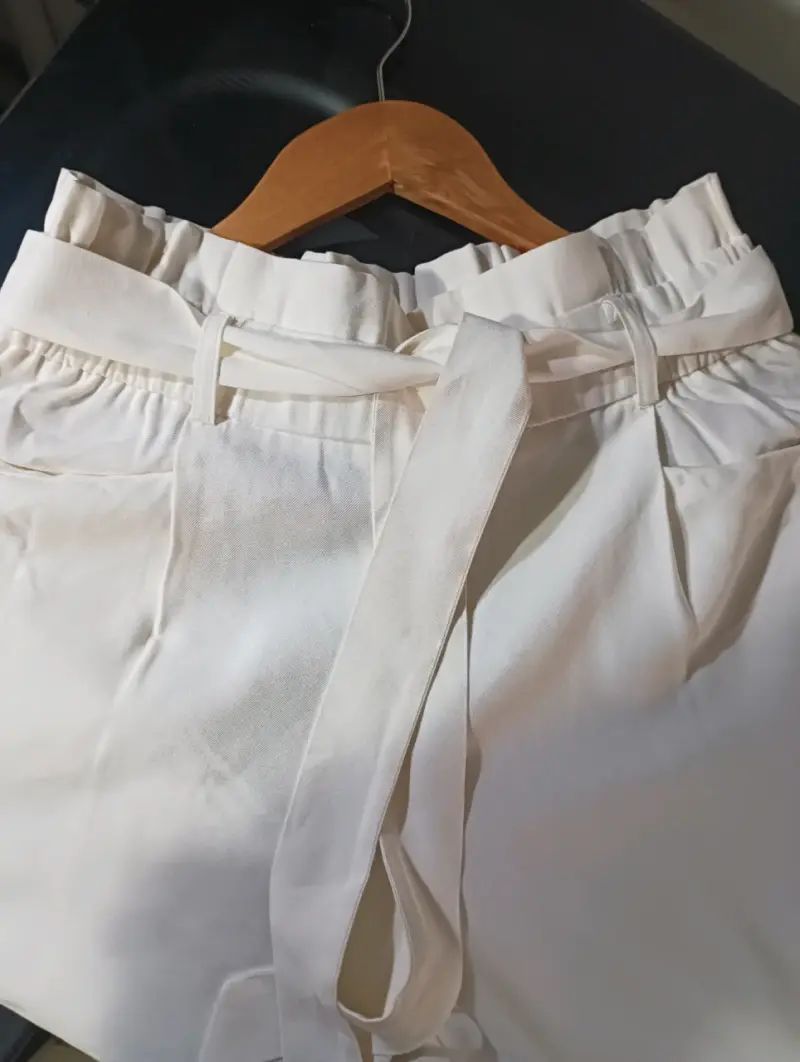 Pantalones blancos con cinturón para mujer - 3
