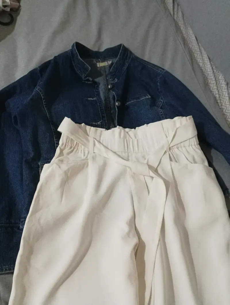 Pantalones blancos con cinturón para mujer - 4