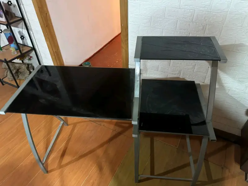 Escritorio de vidrio negro con estructura metálica - 1