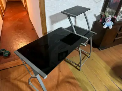 Escritorio de vidrio negro con estructura metálica - miniatura 2