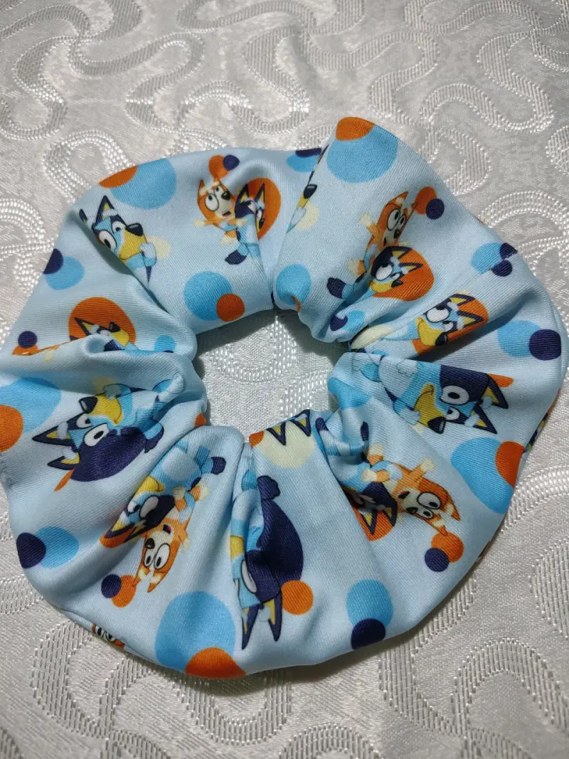 Colección de scrunchies con diseños animados - 3
