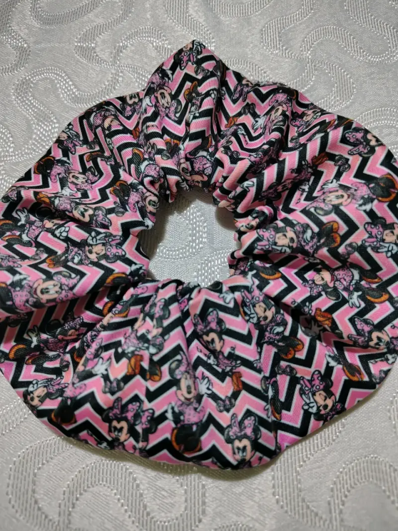 Colección de scrunchies con diseños animados - 4