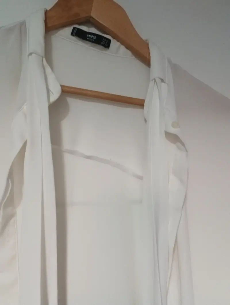 Blusa blanca de manga corta MNG - 1