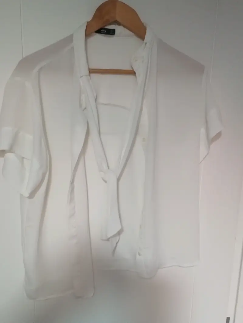 Blusa blanca de manga corta MNG - 2