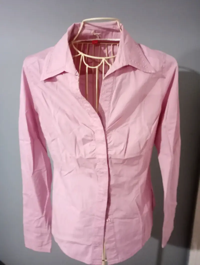 Blusa rosa con detalles bordados - 1