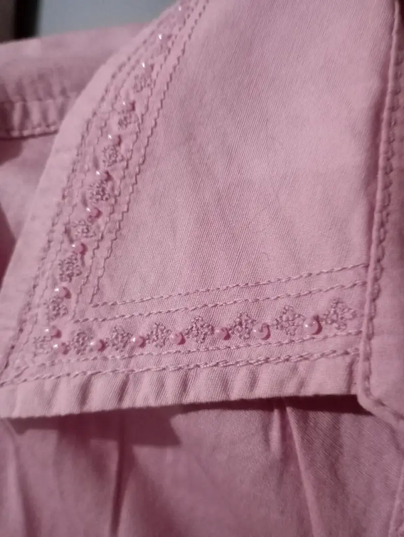 Blusa rosa con detalles bordados - 3