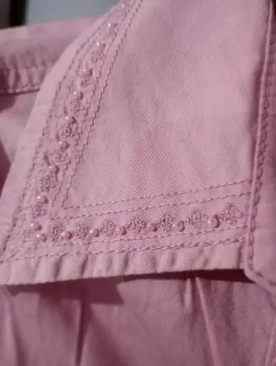 Blusa rosa con detalles bordados - miniatura 3