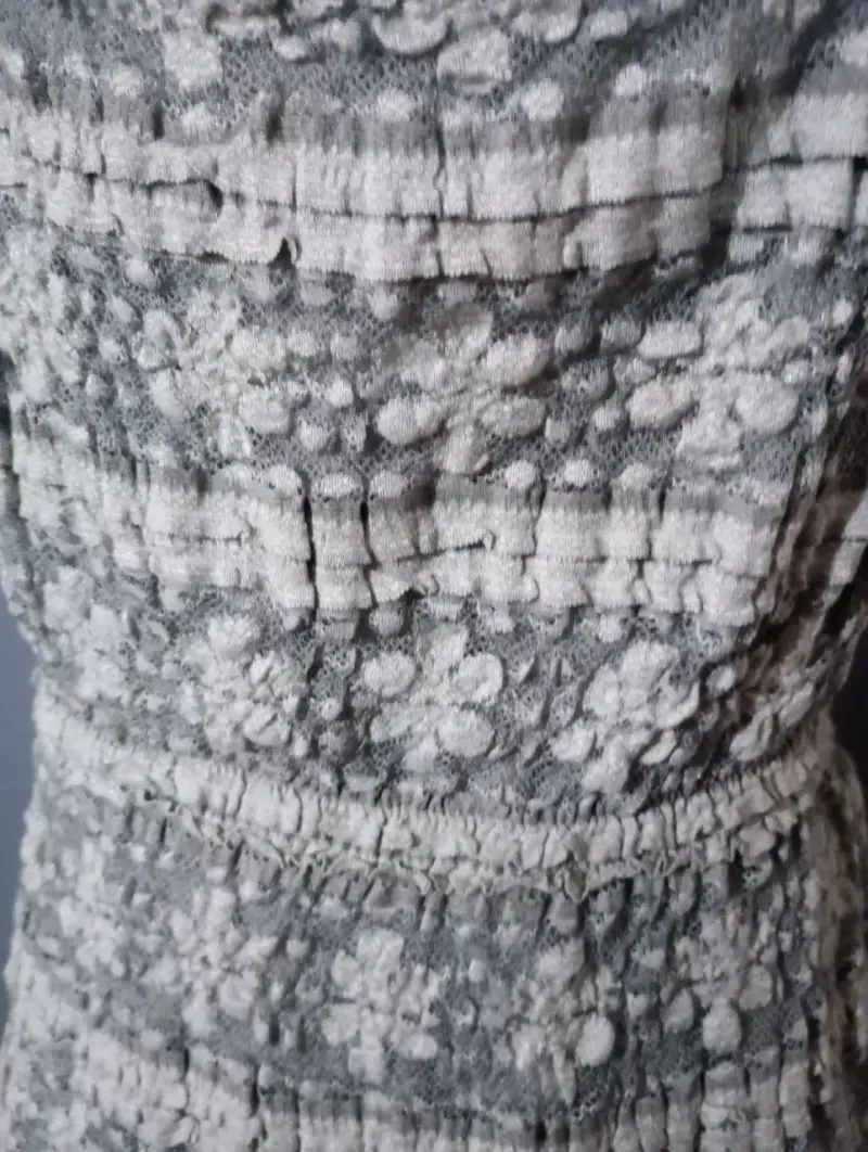 Blusa sin mangas gris con encaje floral - 2
