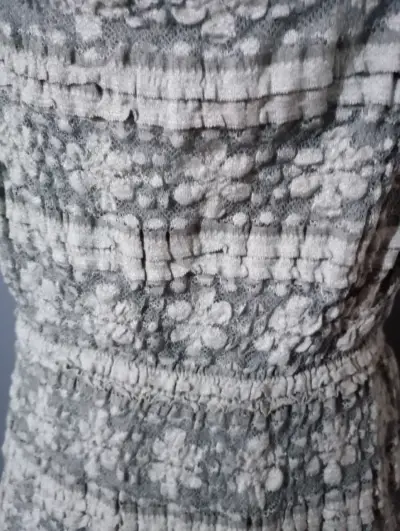 Blusa sin mangas gris con encaje floral - miniatura 2