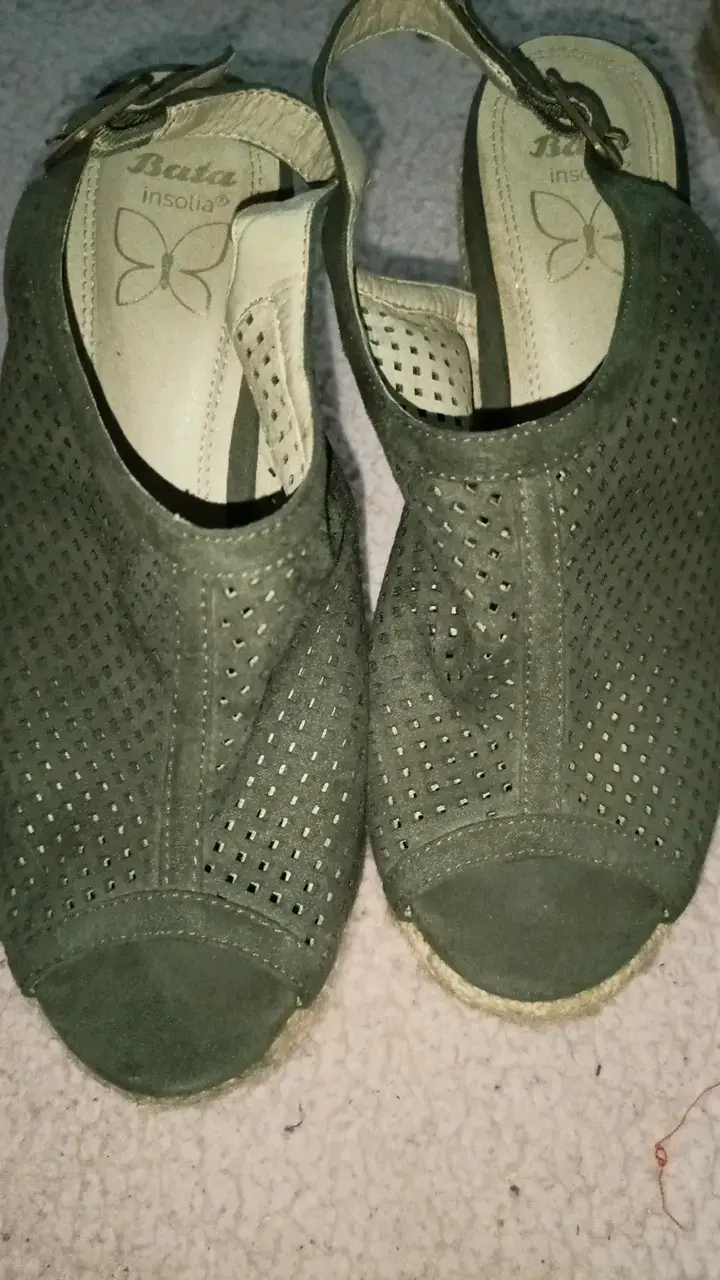 Sandalias de cuña verde Bata con diseño calado - 1