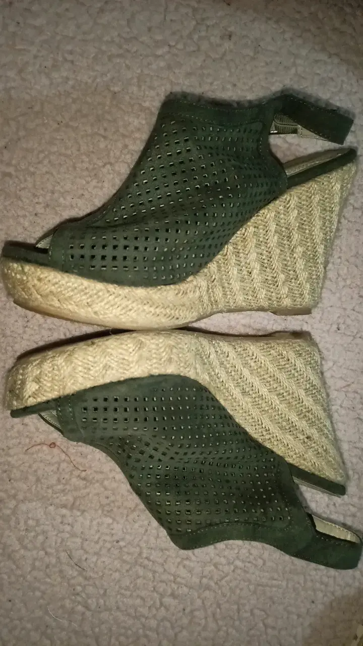 Sandalias de cuña verde Bata con diseño calado - 2