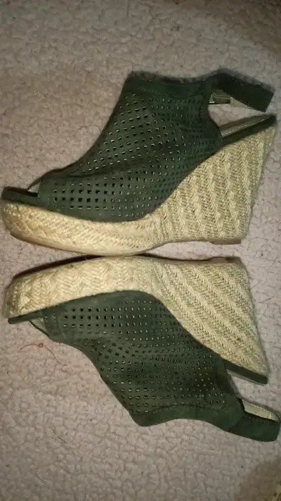 Sandalias de cuña verde Bata con diseño calado - miniatura 2
