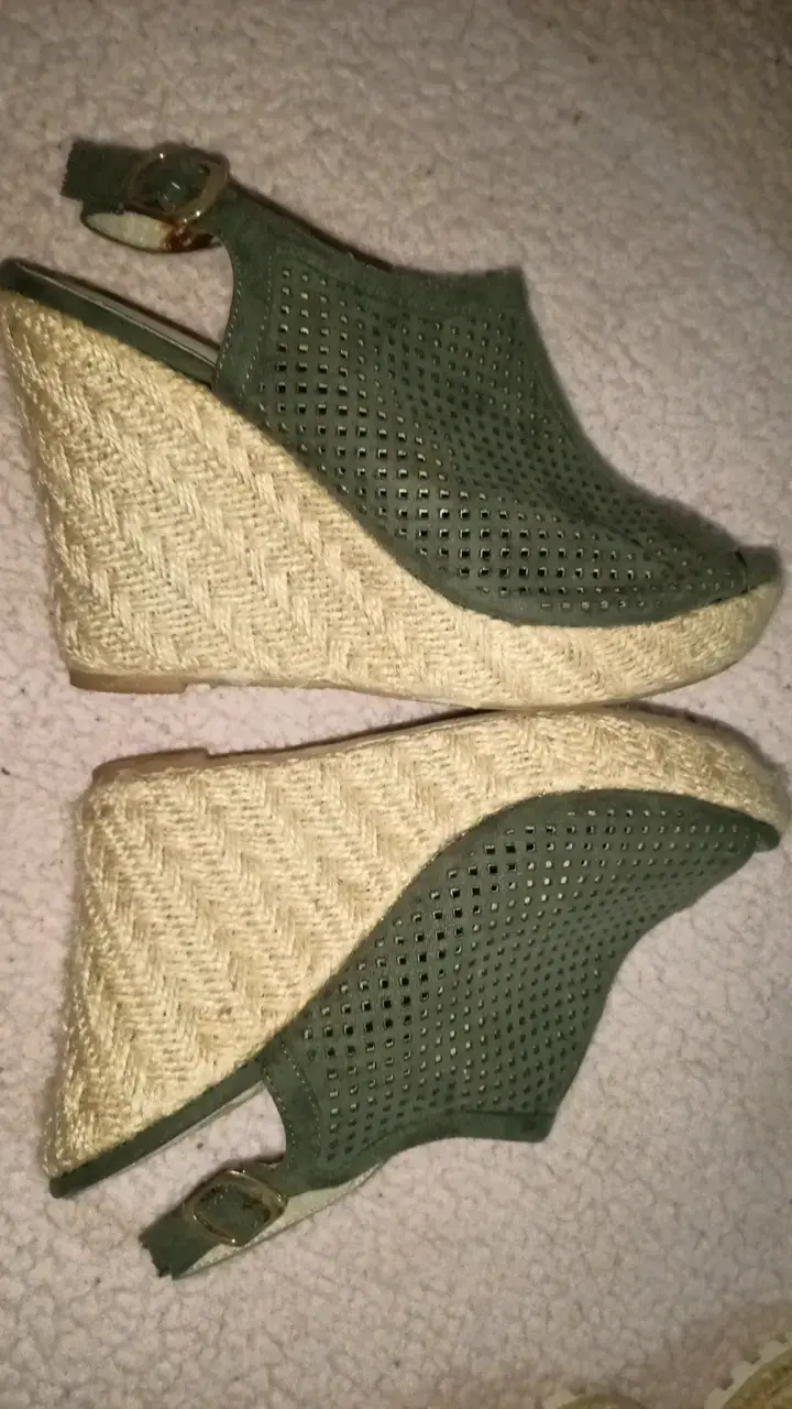 Sandalias de cuña verde Bata con diseño calado - 3