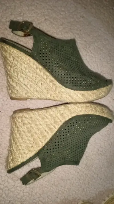 Sandalias de cuña verde Bata con diseño calado - miniatura 3