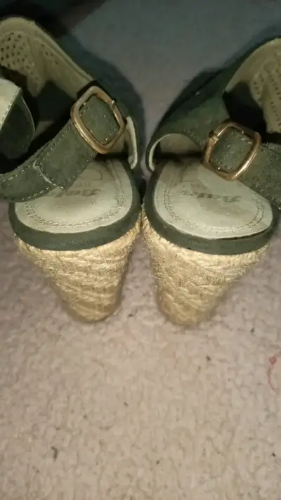 Sandalias de cuña verde Bata con diseño calado - miniatura 4