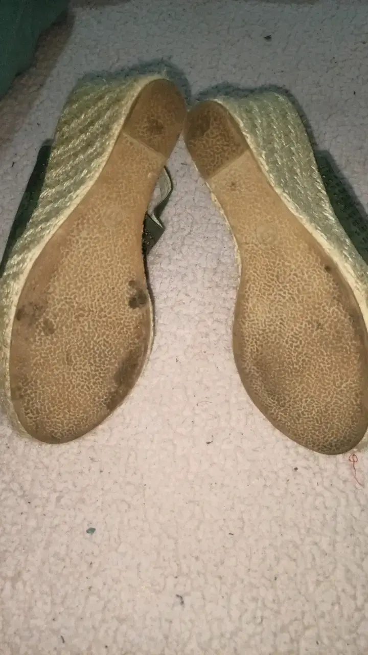 Sandalias de cuña verde Bata con diseño calado - 5