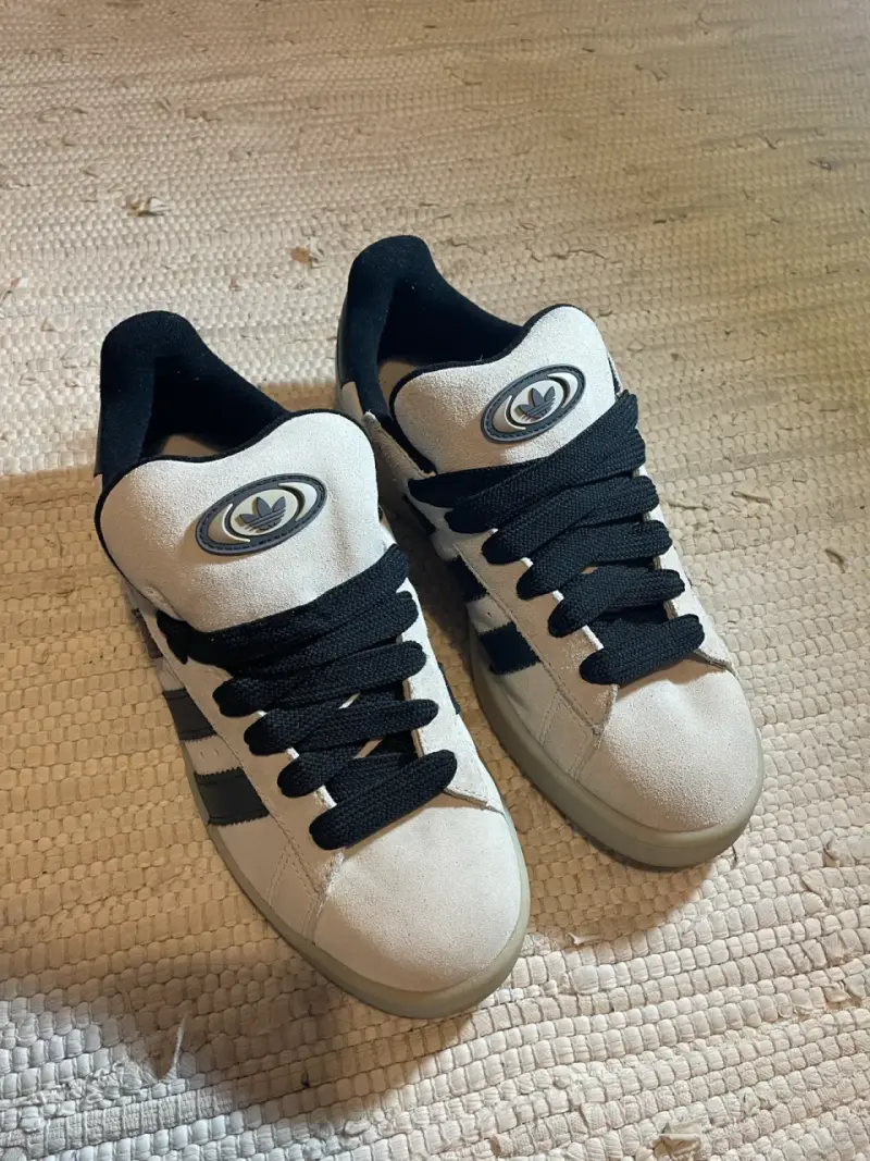 Zapatillas deportivas Adidas blancas y negras - 1