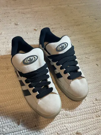 Zapatillas deportivas Adidas blancas y negras - miniatura 1