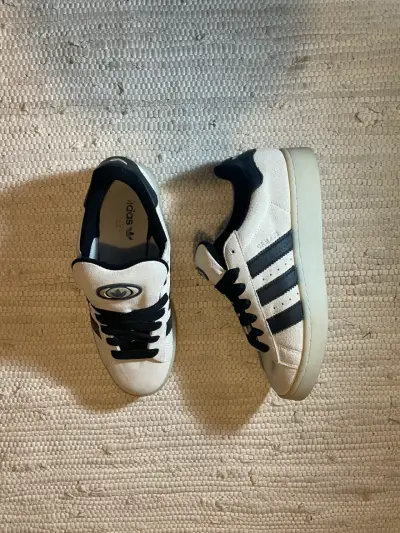 Zapatillas deportivas Adidas blancas y negras - miniatura 2