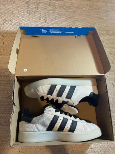 Zapatillas deportivas Adidas blancas y negras - miniatura 3