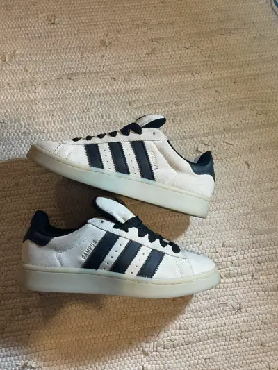 Zapatillas deportivas Adidas blancas y negras - miniatura 4