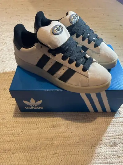 Zapatillas deportivas Adidas blancas y negras - miniatura 5