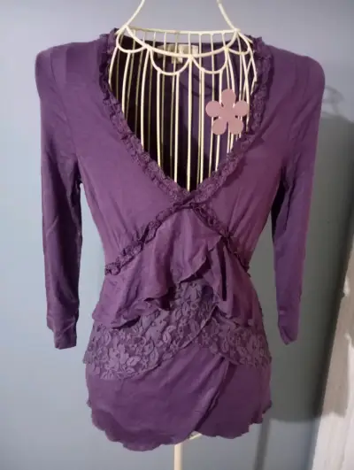 Blusa morada con encaje y volantes - miniatura 1