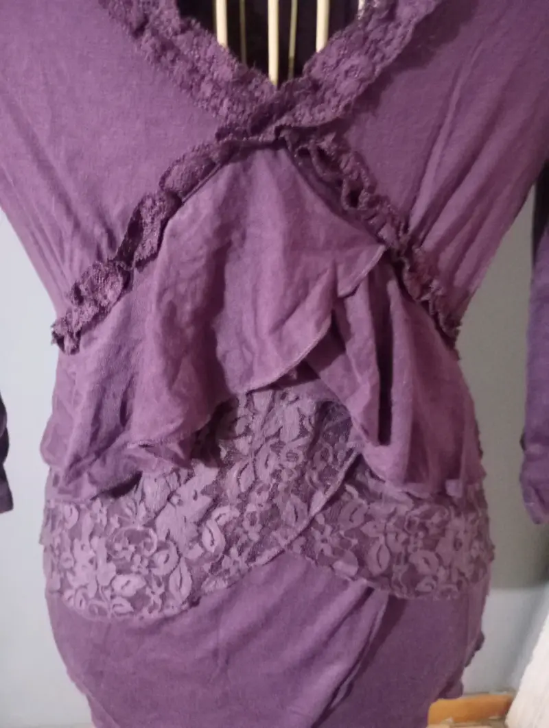 Blusa morada con encaje y volantes - 2