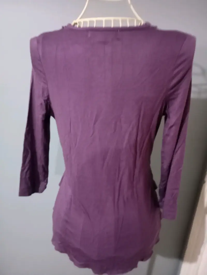 Blusa morada con encaje y volantes - 3