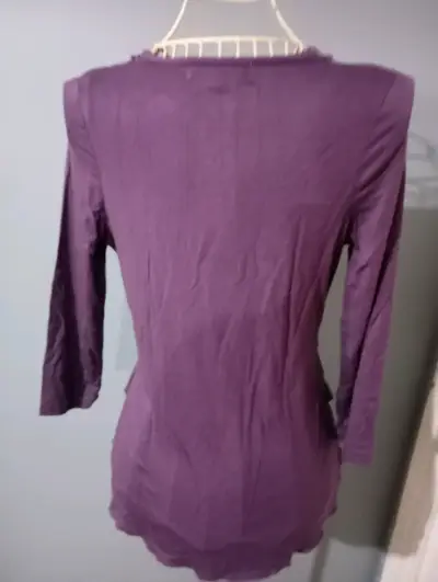 Blusa morada con encaje y volantes - miniatura 3