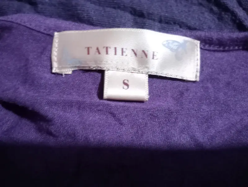 Blusa morada con encaje y volantes - 4