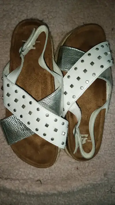 Sandalias de cuero blanco con tachas para mujer - miniatura 1