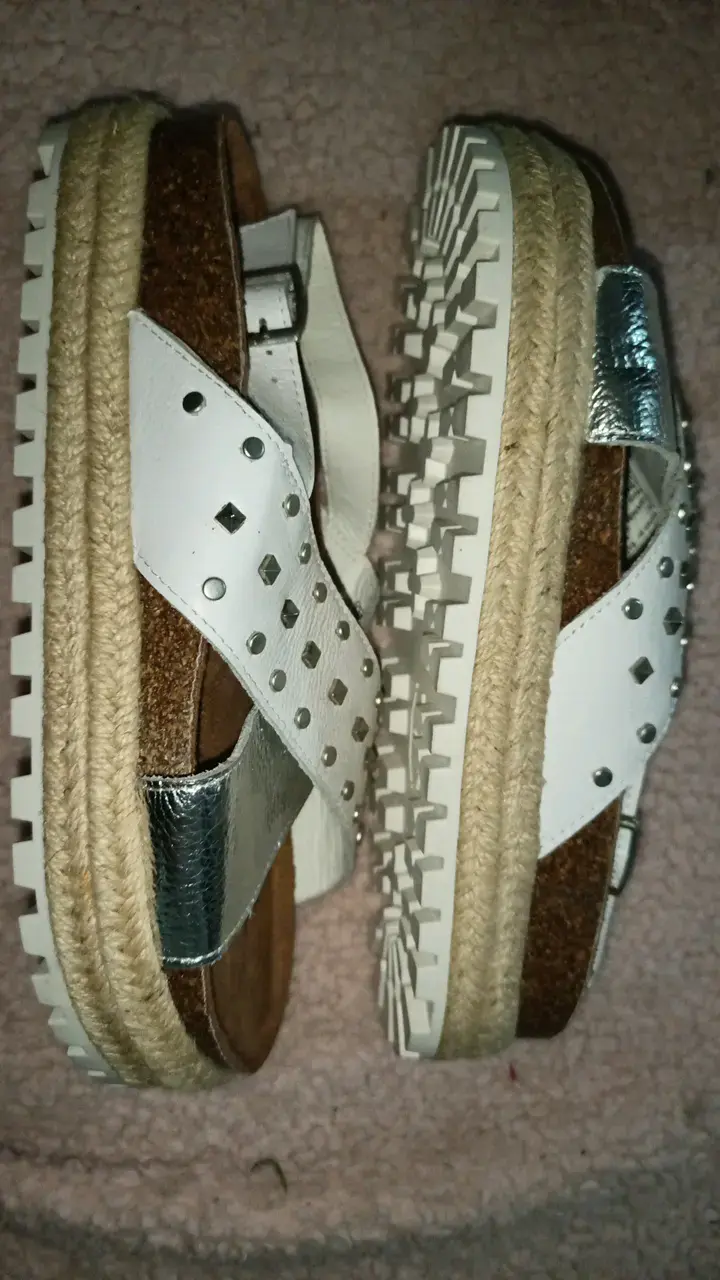 Sandalias de cuero blanco con tachas para mujer - 2