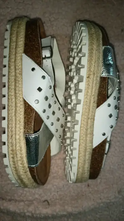 Sandalias de cuero blanco con tachas para mujer - miniatura 2