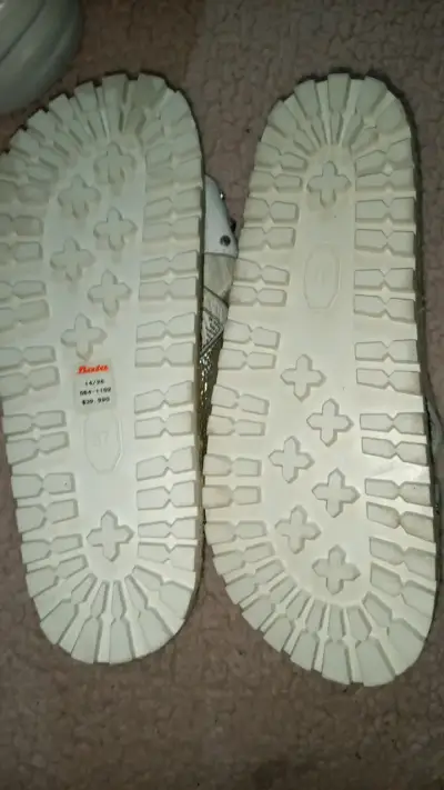 Sandalias de cuero blanco con tachas para mujer - miniatura 3