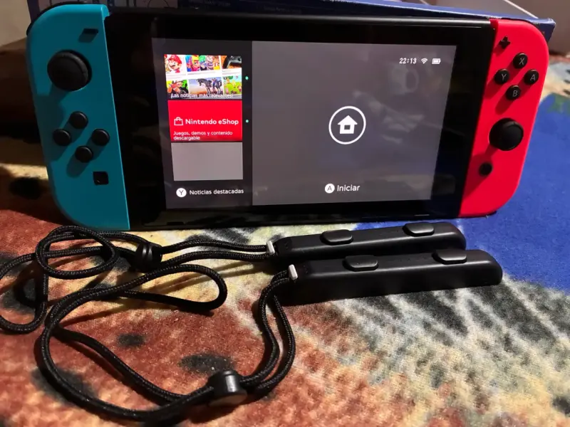 Consola Nintendo Switch con Joy-Con Azul y Rojo - 1