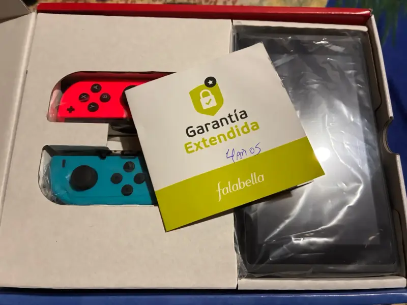 Consola Nintendo Switch con Joy-Con Azul y Rojo - 2