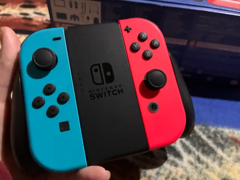 Consola Nintendo Switch con Joy-Con Azul y Rojo - 3