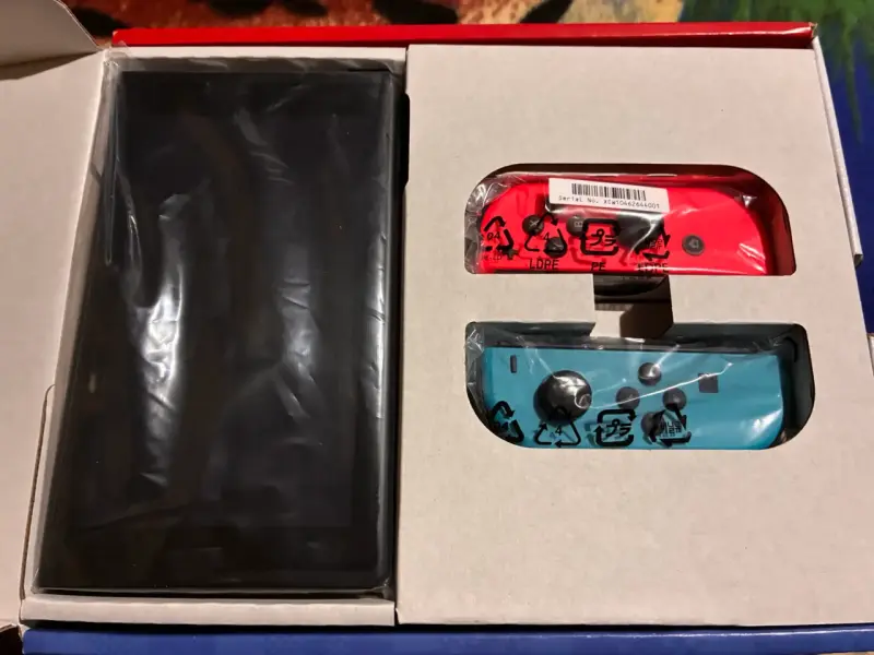 Consola Nintendo Switch con Joy-Con Azul y Rojo - 6