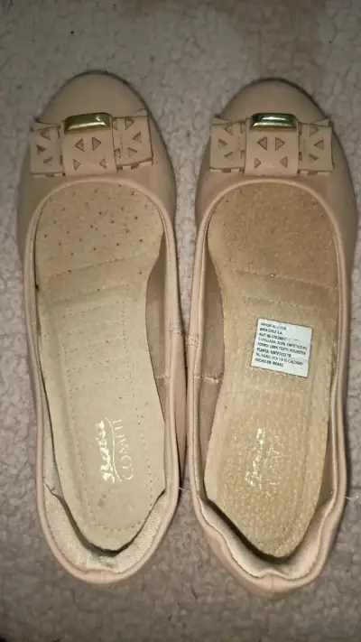 Zapatos planos beige con detalle dorado - miniatura 1