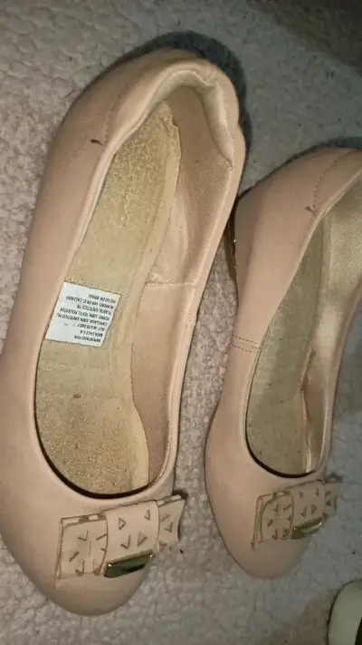 Zapatos planos beige con detalle dorado - miniatura 2