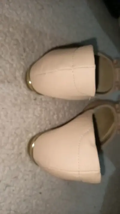 Zapatos planos beige con detalle dorado - miniatura 3