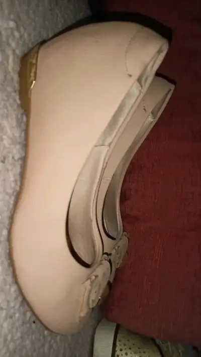 Zapatos planos beige con detalle dorado - miniatura 4