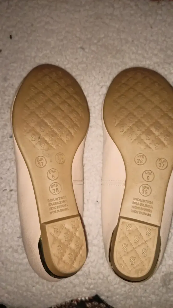 Zapatos planos beige con detalle dorado - 5