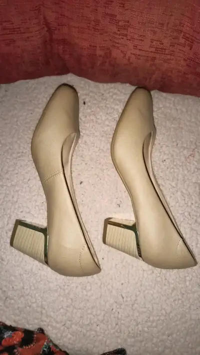 Zapatos de tacón beige para mujer - miniatura 5