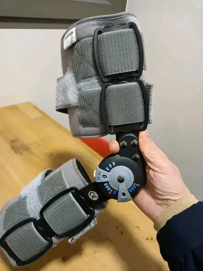 Rodillera ortopédica ajustable con bisagras - miniatura 1