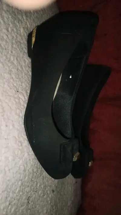 Zapatos planos negros con detalle dorado - miniatura 1