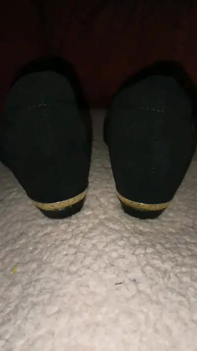 Zapatos planos negros con detalle dorado - miniatura 2