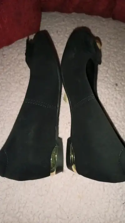 Zapatos planos negros con detalle dorado - miniatura 3