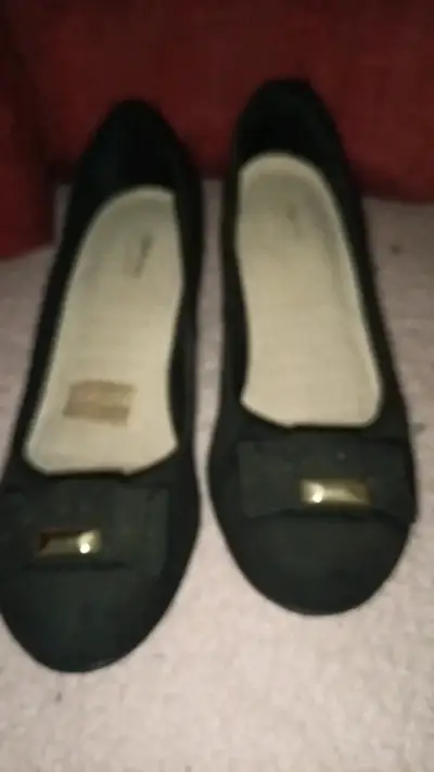 Zapatos planos negros con detalle dorado - miniatura 4